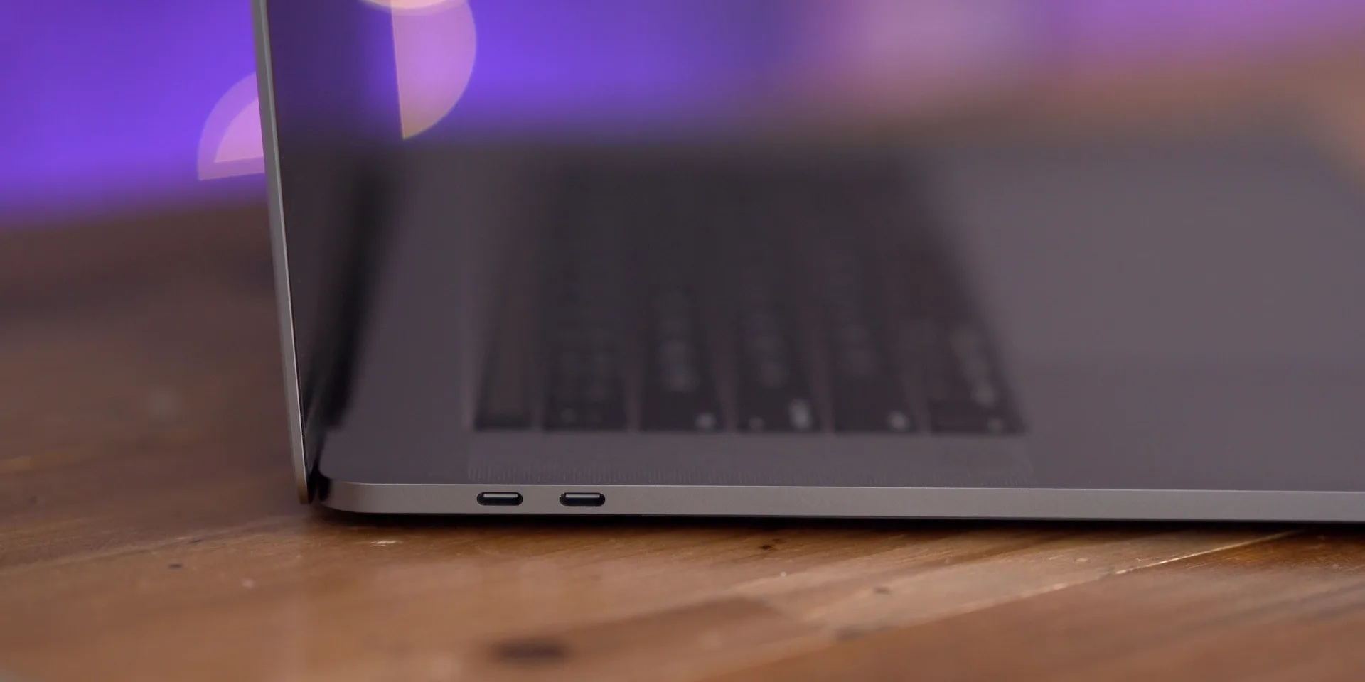 MacBook Pro 2019 13 inch i5/8GB/256GB (Like New) 6 2019 MacBook Pro Side View 1